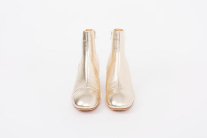 Front view of womens Gold Izzy boot. Available in large sizes 42-46.