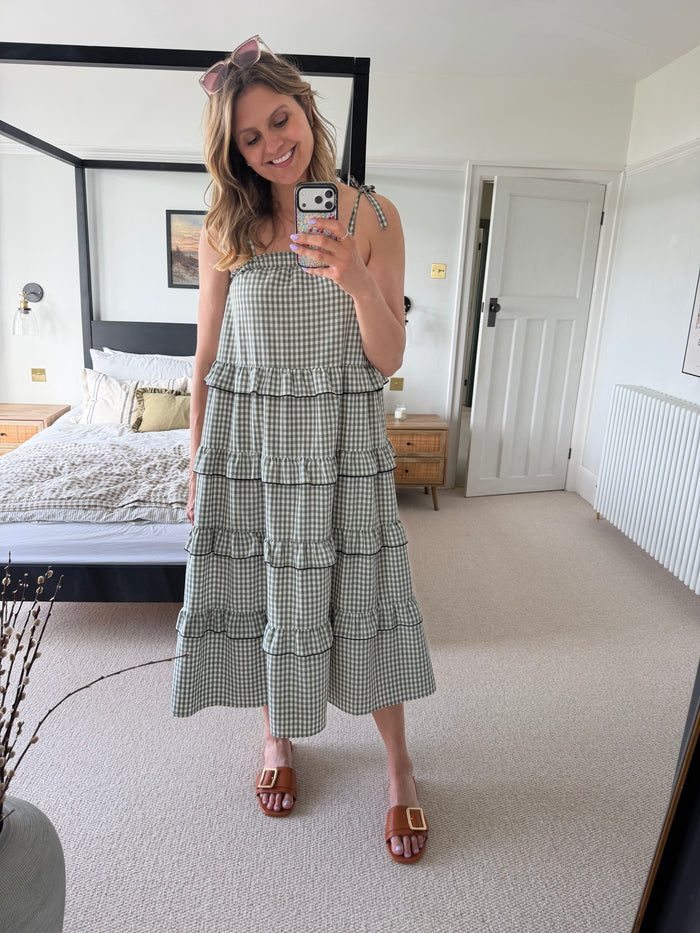 Tall women with big feet wearing large size shoes in sizes 42-46