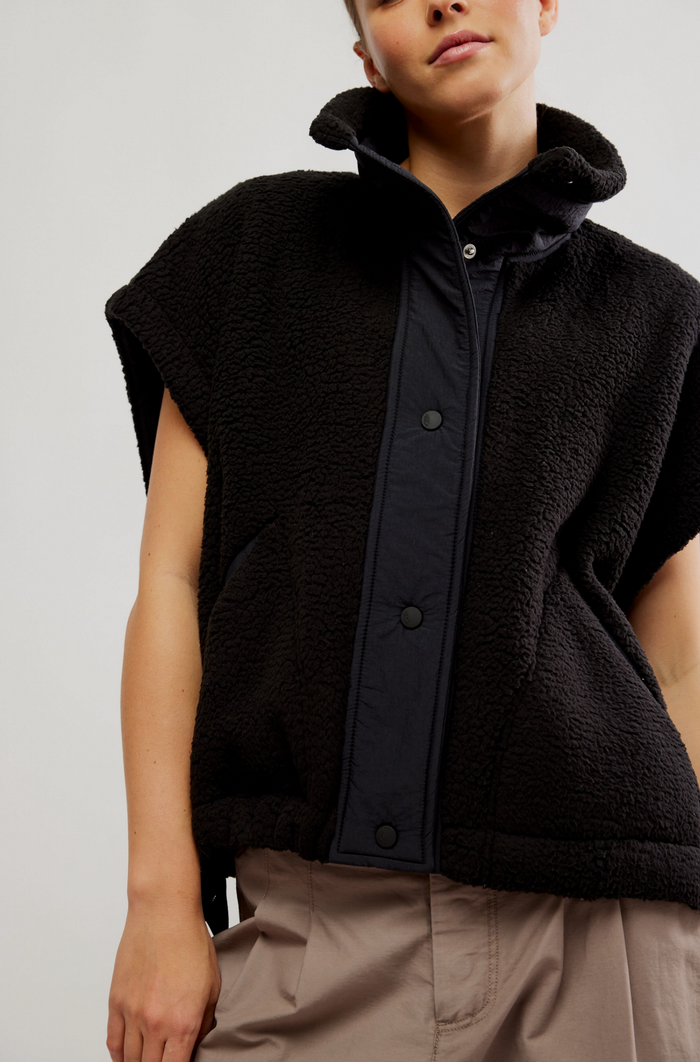 Scout it Out Vest in Black