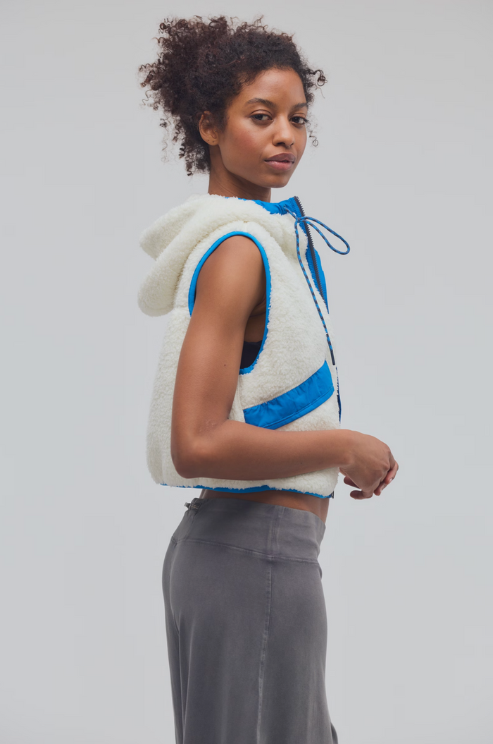 Sky High Fleece Vest in Cream Powerline